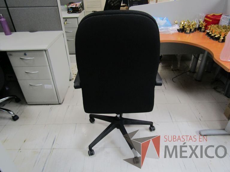Lote 057 - Silla ejecutiva con ruedas, descansabrazos, asiento y respaldo en tela color negro - Imagen 3