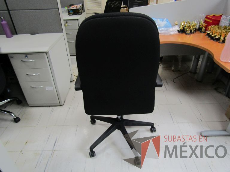 Lote 057 - Silla ejecutiva con ruedas, descansabrazos, asiento y respaldo en tela color negro - Imagen 10