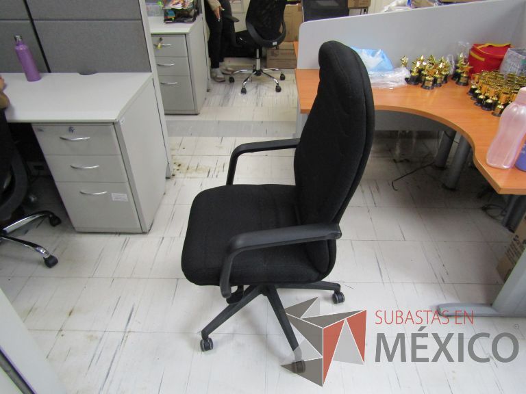 Lote 057 - Silla ejecutiva con ruedas, descansabrazos, asiento y respaldo en tela color negro - Imagen 9