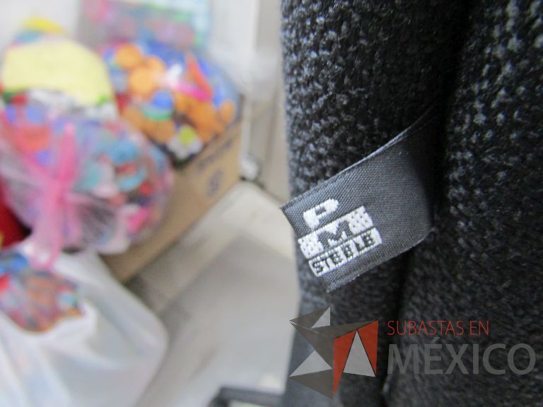 Lote 057 - Silla ejecutiva con ruedas, descansabrazos, asiento y respaldo en tela color negro - Imagen 12