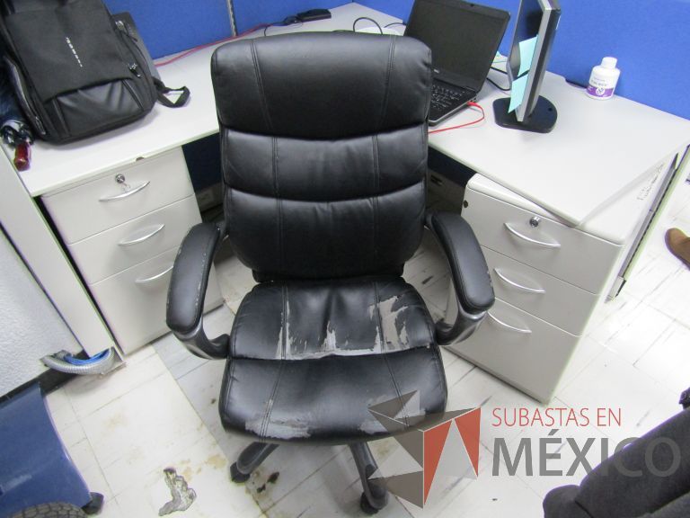 Lote 084 - Silla ejecutiva con ruedas, descansabrazos, asiento y respaldo piel color negro - Imagen 3