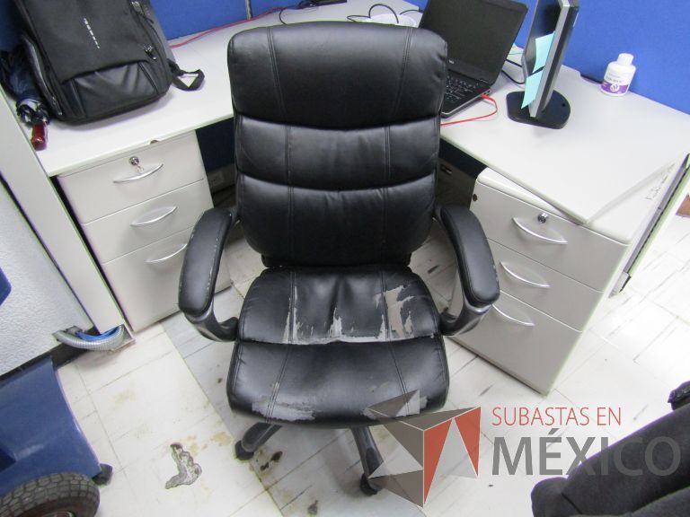 Lote 084 - Silla ejecutiva con ruedas, descansabrazos, asiento y respaldo piel color negro - Imagen 2
