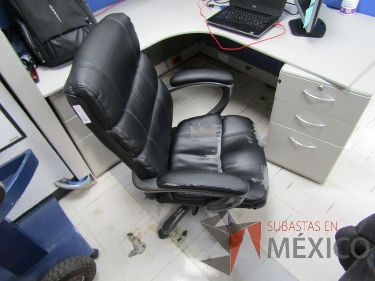 Lote 084 - Silla ejecutiva con ruedas, descansabrazos, asiento y respaldo piel color negro - Imagen 7