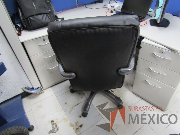 Lote 084 - Silla ejecutiva con ruedas, descansabrazos, asiento y respaldo piel color negro - Imagen 6