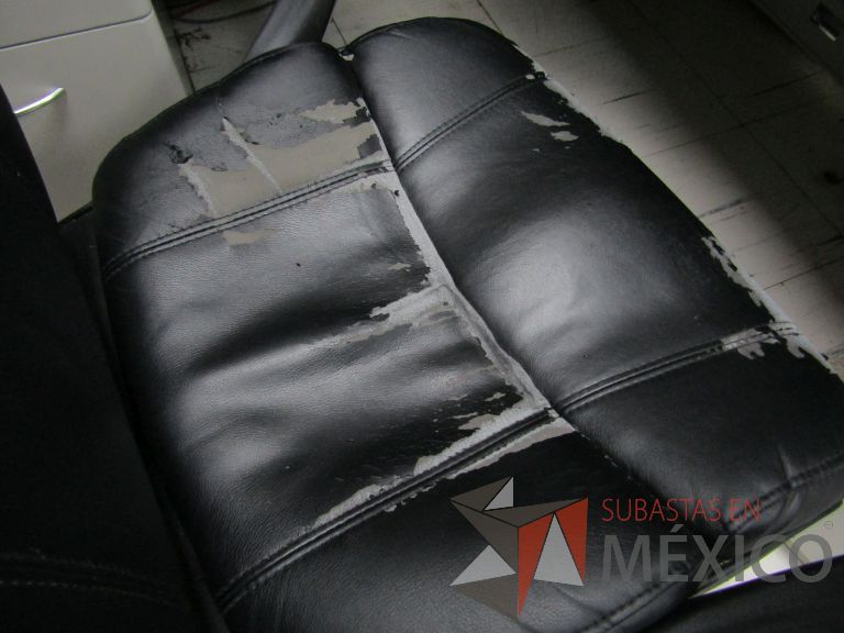 Lote 084 - Silla ejecutiva con ruedas, descansabrazos, asiento y respaldo piel color negro - Imagen 5