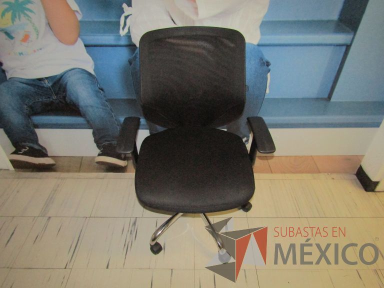 Lote 039 - Silla operativa con ruedas, descansabrazos, respaldo en malla y asiento en tela color negro - Imagen 2