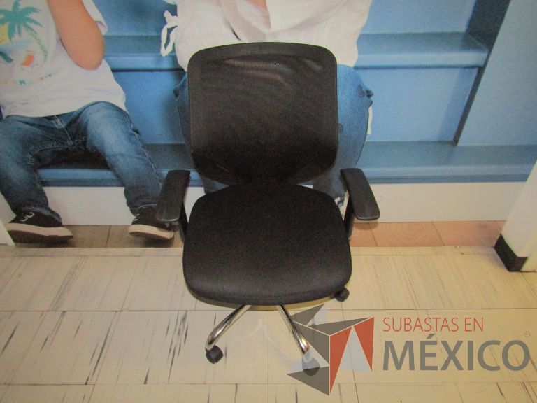 Lote 039 - Silla operativa con ruedas, descansabrazos, respaldo en malla y asiento en tela color negro - Imagen 3