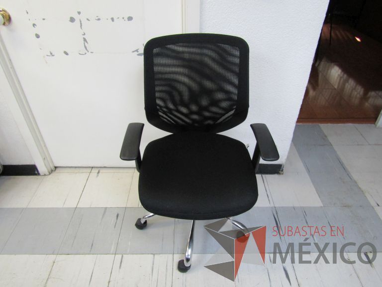 Lote 039 - Silla operativa con ruedas, descansabrazos, respaldo en malla y asiento en tela color negro
