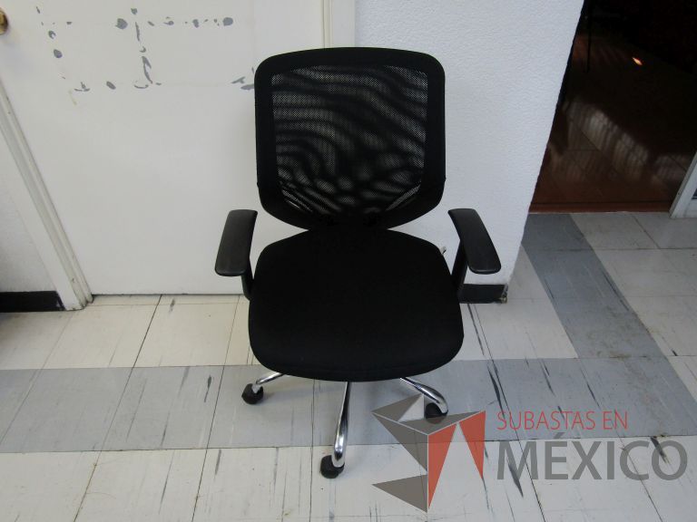 Lote 039 - Silla operativa con ruedas, descansabrazos, respaldo en malla y asiento en tela color negro - Imagen 6