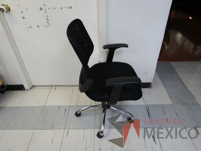 Lote 039 - Silla operativa con ruedas, descansabrazos, respaldo en malla y asiento en tela color negro - Imagen 7