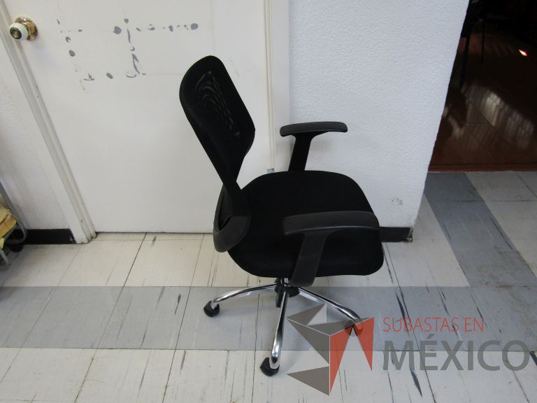 Lote 039 - Silla operativa con ruedas, descansabrazos, respaldo en malla y asiento en tela color negro - Imagen 8