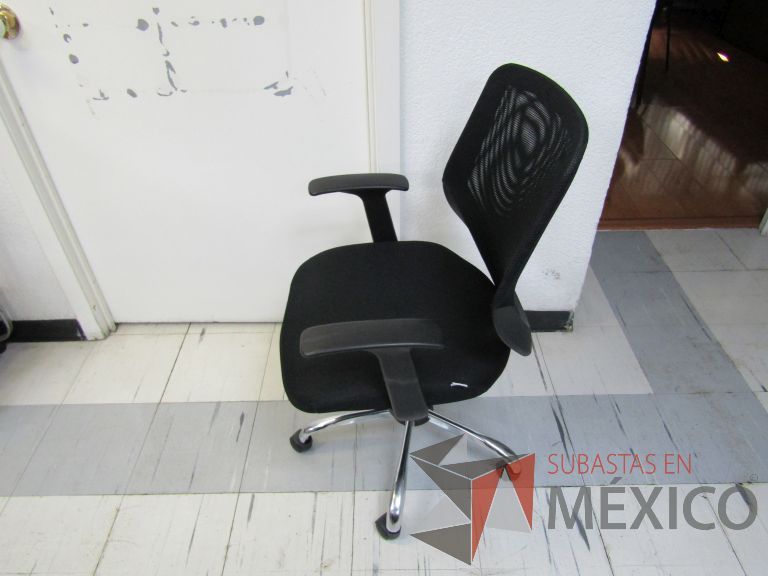 Lote 039 - Silla operativa con ruedas, descansabrazos, respaldo en malla y asiento en tela color negro - Imagen 10