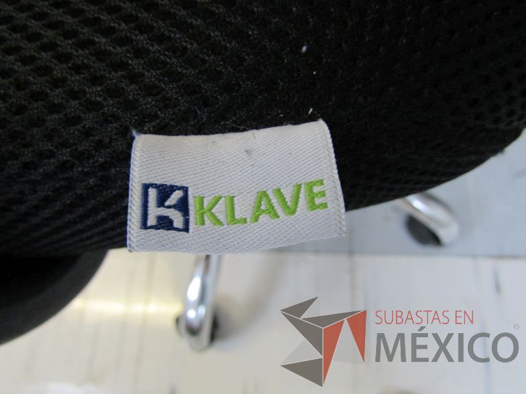 Lote 039 - Silla operativa con ruedas, descansabrazos, respaldo en malla y asiento en tela color negro - Imagen 11