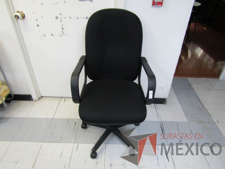 Lote 059 - Silla ejecutiva con ruedas, descansabrazos, respaldo alto y asiento en tela color negro
