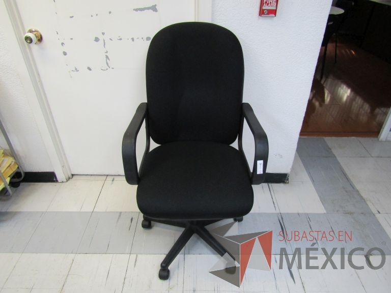 Lote 059 - Silla ejecutiva con ruedas, descansabrazos, respaldo alto y asiento en tela color negro - Imagen 6