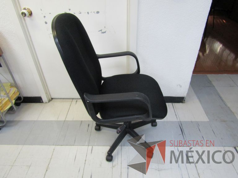 Lote 059 - Silla ejecutiva con ruedas, descansabrazos, respaldo alto y asiento en tela color negro - Imagen 3