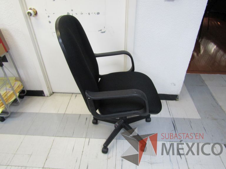 Lote 059 - Silla ejecutiva con ruedas, descansabrazos, respaldo alto y asiento en tela color negro - Imagen 2