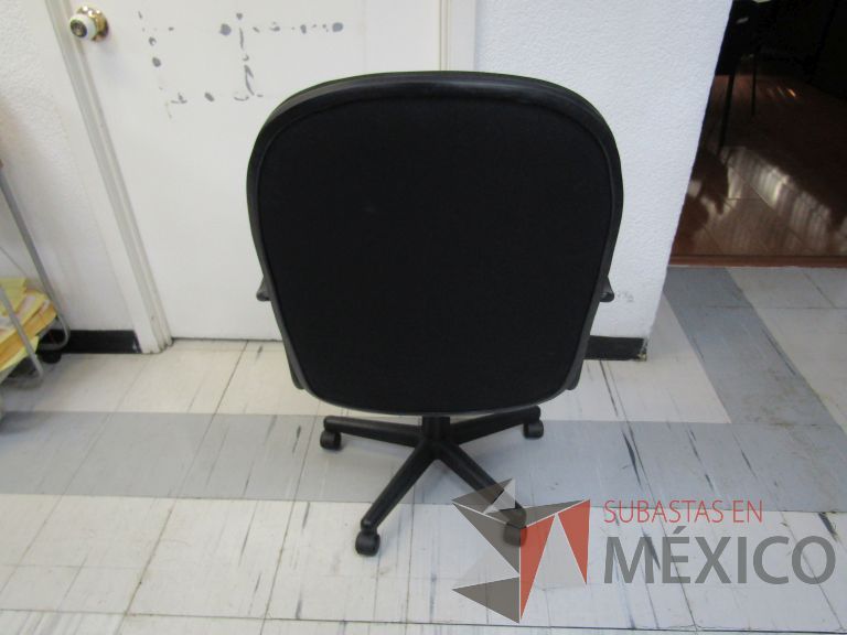 Lote 059 - Silla ejecutiva con ruedas, descansabrazos, respaldo alto y asiento en tela color negro - Imagen 4