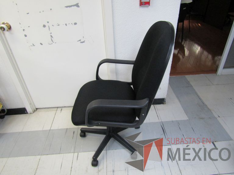 Lote 059 - Silla ejecutiva con ruedas, descansabrazos, respaldo alto y asiento en tela color negro - Imagen 5