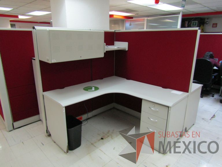 Lote 092 - Estación de trabajo para 4 personas con 4 archiveros, 4 repisas y 4 gavetas