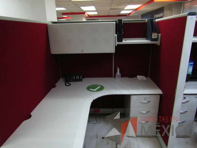 Lote 092 - Estación de trabajo para 4 personas con 4 archiveros, 4 repisas y 4 gavetas - Imagen 11