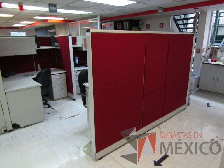 Lote 092 - Estación de trabajo para 4 personas con 4 archiveros, 4 repisas y 4 gavetas - Imagen 12
