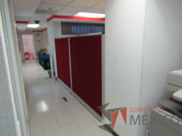 Lote 093 - Estación de trabajo para 8 personas con 4 archiveros, 7 repisas y 5 gavetas - Imagen 9