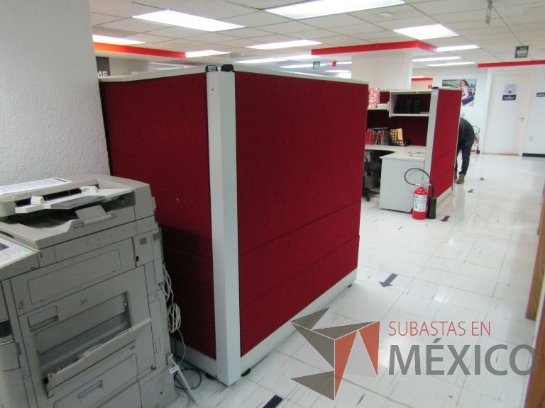 Lote 093 - Estación de trabajo para 8 personas con 4 archiveros, 7 repisas y 5 gavetas - Imagen 13