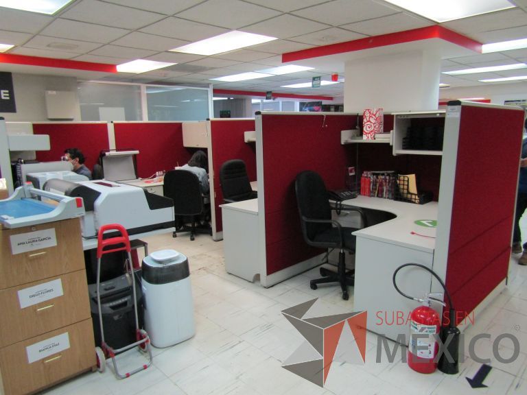 Lote 093 - Estación de trabajo para 8 personas con 4 archiveros, 7 repisas y 5 gavetas