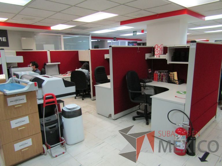 Lote 093 - Estación de trabajo para 8 personas con 4 archiveros, 7 repisas y 5 gavetas - Imagen 4