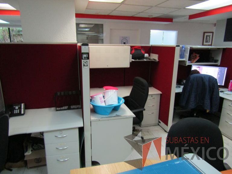 Lote 093 - Estación de trabajo para 8 personas con 4 archiveros, 7 repisas y 5 gavetas - Imagen 10