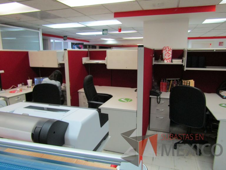 Lote 093 - Estación de trabajo para 8 personas con 4 archiveros, 7 repisas y 5 gavetas - Imagen 11