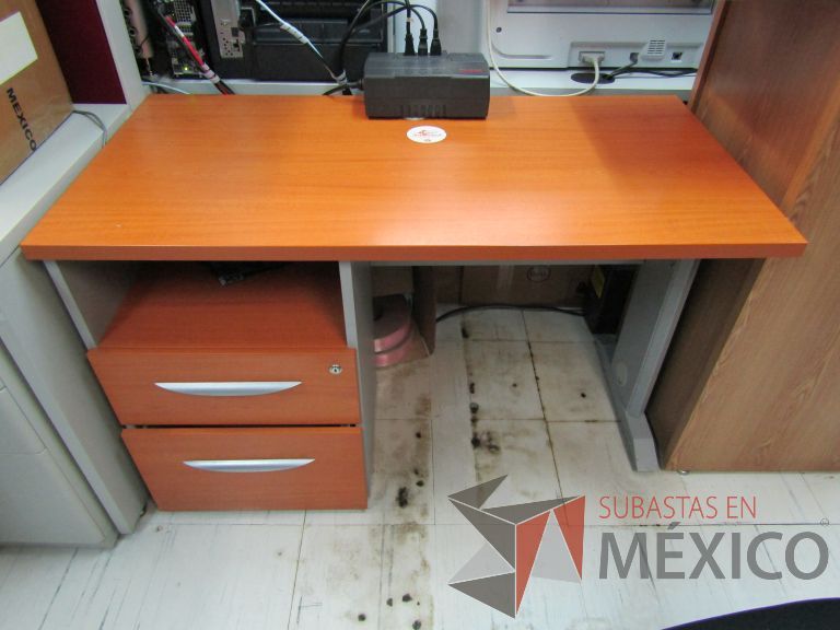 Lote 100 - Escritorio con archivero de pedestal de 2 cajones y orificio para cables - Imagen 6