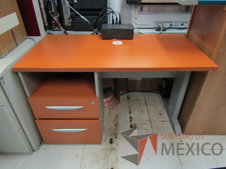 Lote 100 - Escritorio con archivero de pedestal de 2 cajones y orificio para cables - Imagen 5