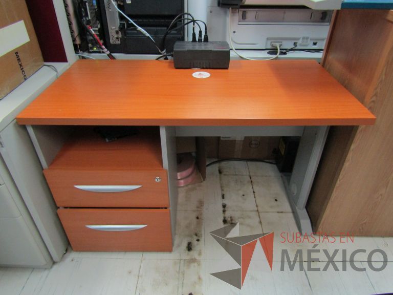 Lote 100 - Escritorio con archivero de pedestal de 2 cajones y orificio para cables