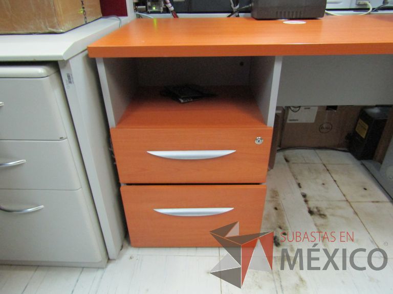 Lote 100 - Escritorio con archivero de pedestal de 2 cajones y orificio para cables - Imagen 3