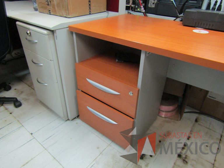 Lote 100 - Escritorio con archivero de pedestal de 2 cajones y orificio para cables - Imagen 4