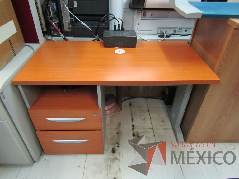 Lote 100 - Escritorio con archivero de pedestal de 2 cajones y orificio para cables - Imagen 2