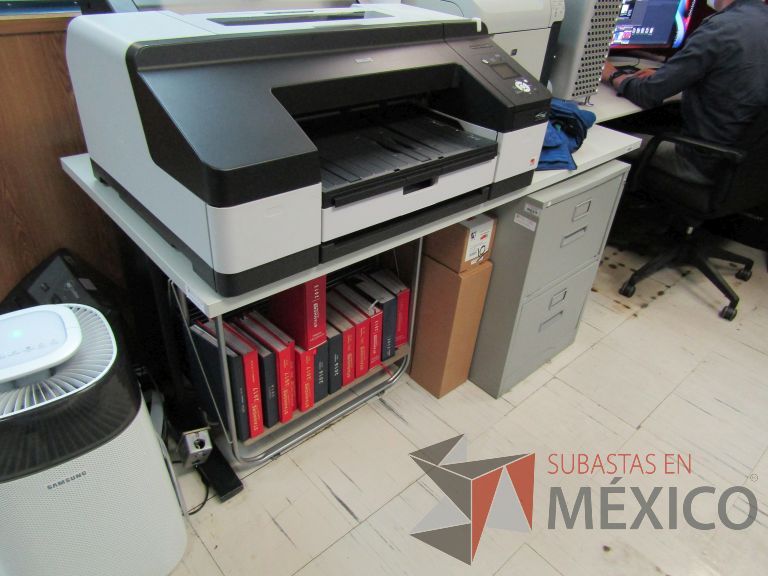 Lote 102 - Escritorio con base metálica y cubierta color gris - Imagen 2