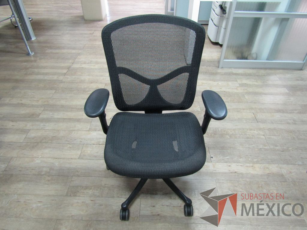 Lote 606 - 2 Sillas operativas con ruedas, descansabrazos, asiento y respaldo en malla - Imagen 2