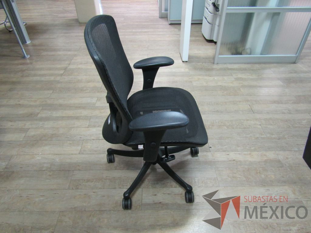 Lote 606 - 2 Sillas operativas con ruedas, descansabrazos, asiento y respaldo en malla - Imagen 3