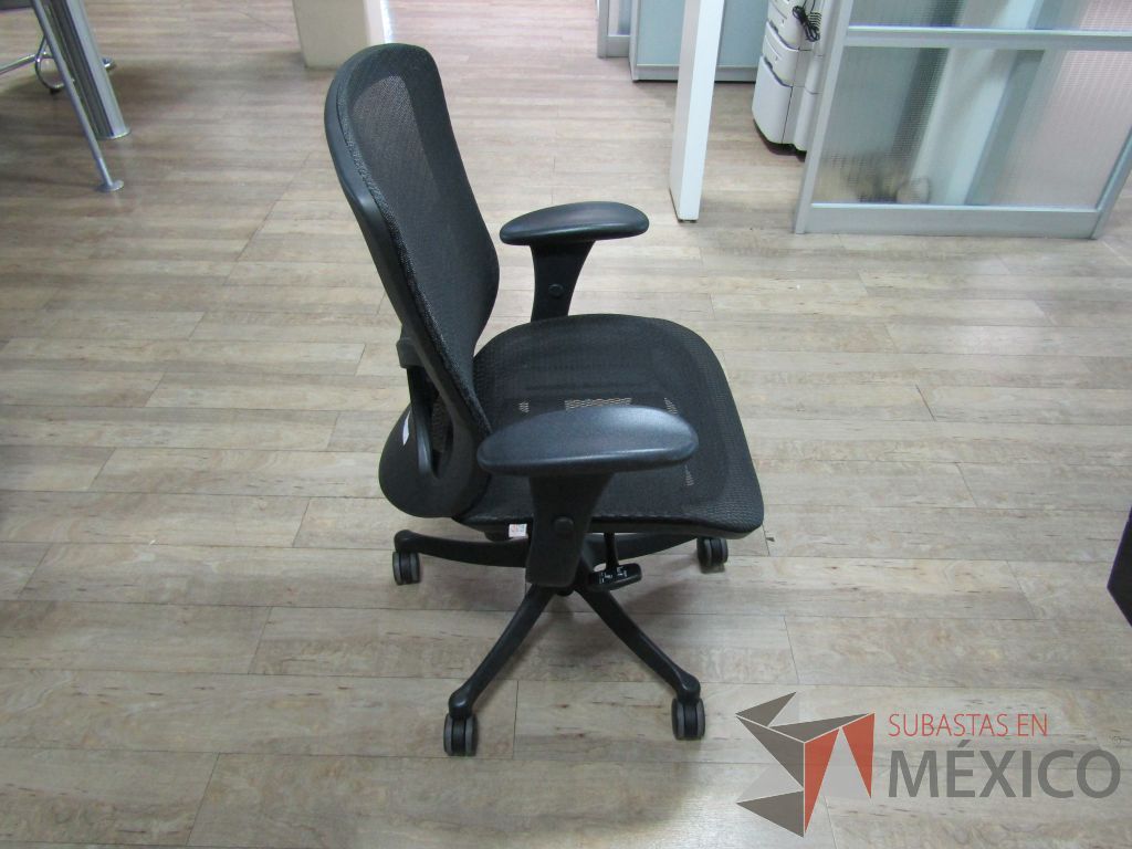 Lote 606 - 2 Sillas operativas con ruedas, descansabrazos, asiento y respaldo en malla - Imagen 4