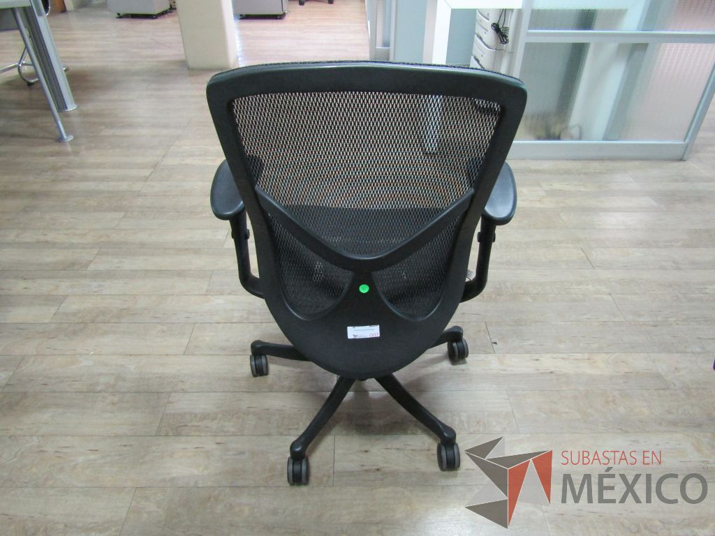 Lote 606 - 2 Sillas operativas con ruedas, descansabrazos, asiento y respaldo en malla - Imagen 5