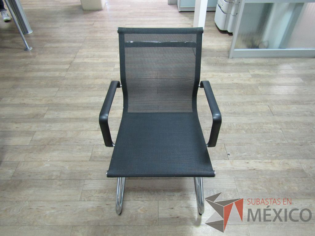 Lote 299 - 2 Sillas fijas, descansabrazos, base trineo, asiento y respaldo en malla - Imagen 2