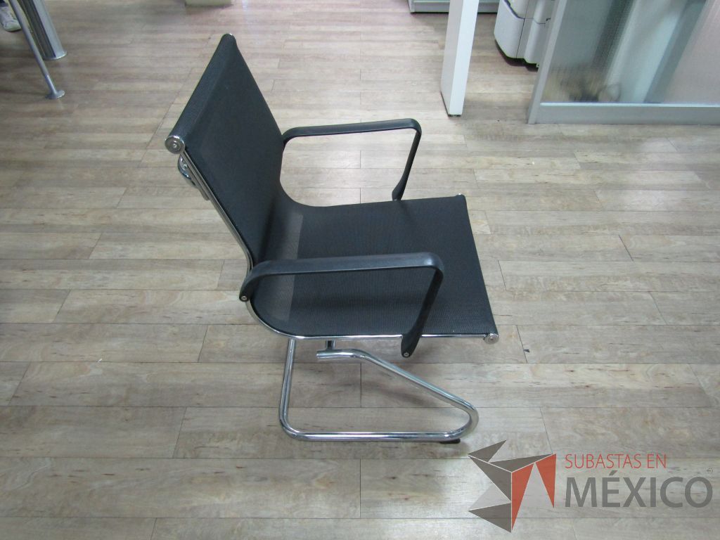Lote 299 - 2 Sillas fijas, descansabrazos, base trineo, asiento y respaldo en malla - Imagen 3