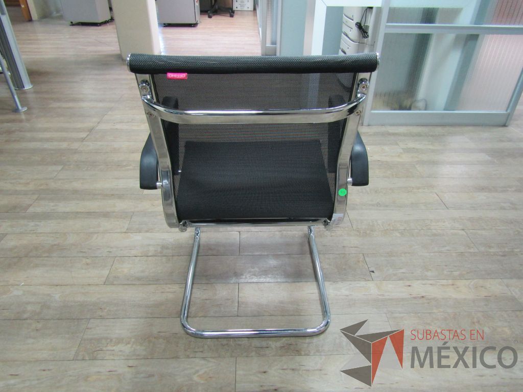 Lote 299 - 2 Sillas fijas, descansabrazos, base trineo, asiento y respaldo en malla - Imagen 5