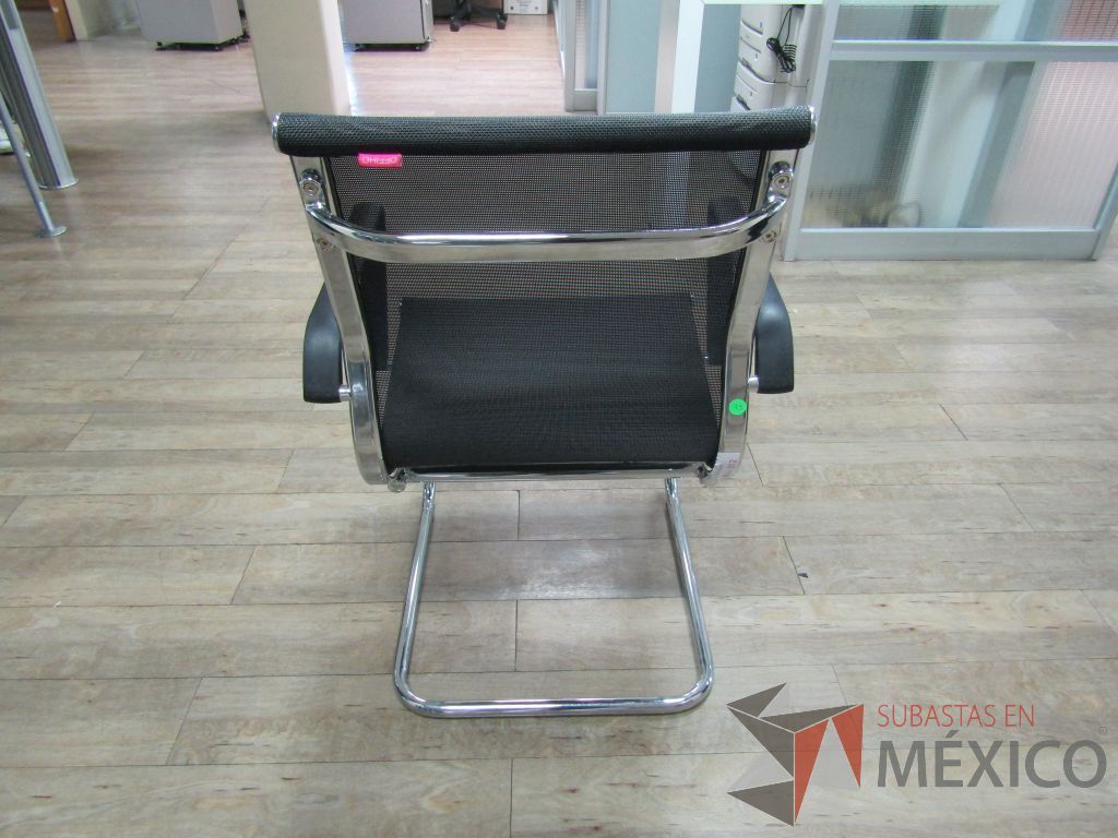 Lote 299 - 2 Sillas fijas, descansabrazos, base trineo, asiento y respaldo en malla - Imagen 6