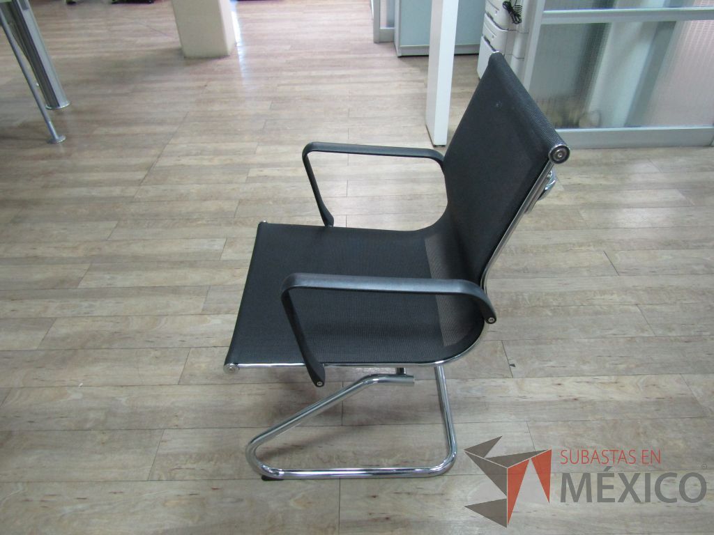 Lote 299 - 2 Sillas fijas, descansabrazos, base trineo, asiento y respaldo en malla - Imagen 7