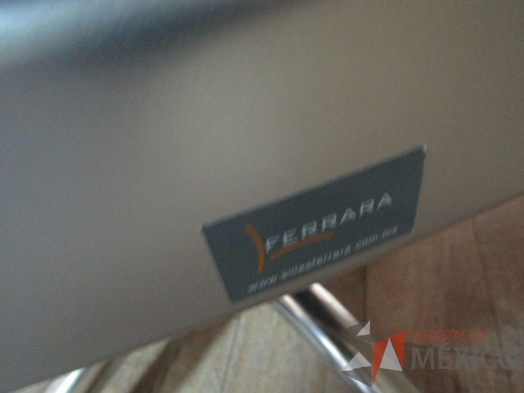 Lote 202 - 2 Sillas operativas con ruedas, descansabrazos, respaldo en malla y asiento en tela - Imagen 2