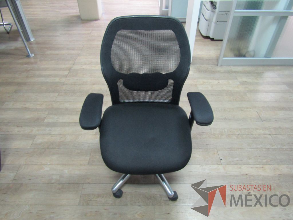Lote 433 - 2 Sillas operativas con ruedas, descansabrazos, respaldo en malla y asiento en tela color negro - Imagen 2